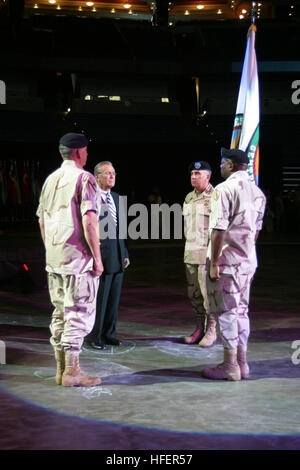 030707-N-5891B-006 Tampa, Florida (7. Juli 2003)--bereitet US Central Command (CENTCOM) Sgt. Major Dwight Brown (rechts) den Befehl Flagge an US Armee General Tommy R. Franks, (links) während der CENTCOM-Änderung der Befehl Zeremonie übergeben.  General Franks übergibt dann die Fahne an der Honorable Donald Rumsfeld, Verteidigungsminister (Mitte-links), die dann das Kennzeichen zu neuen CENTCOM Kommandeur, General John P. Abizaid (Mitte-rechts) als Symbol für die offizielle Übertragung von Aufgaben auf gen Abizaid übergeben wird. Nach 38 Jahren Militärdienst wird General Franks zurücktreten.  CENTCOM umfasst die 25 Länder der Mi Stockfoto