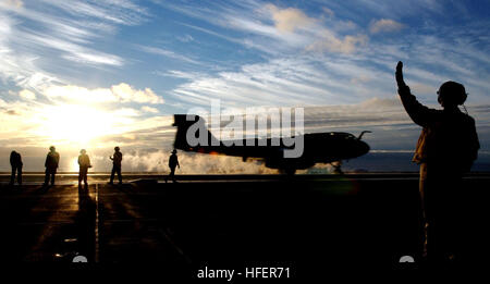 031109-N-7732W-234-Pazifik (9. November 2003)--signalisiert ein Flugdeck Offizier, wie eine EA-6 b Prowler vom Flight Deck an Bord der USS John C. Stennis (CVN-74) startet.  Stennis und sie sind am Meer dirigieren Composite Training Unit Übung (COMPTUEX) in Vorbereitung auf eine bevorstehende Bereitstellung eingeschifften Carrier Air Wing 14 (CVW-14).  US Navy Foto des Fotografen Mate Flieger Charles D. Whetstine.  (FREIGEGEBEN) US Navy 031109-N-7732W-234 A flight Deck Offizier Signale wie eine EA-6 b Prowler aus dem Flugdeck startet Stockfoto