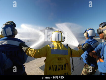 031112-N-4190-004-Atlantik (12. November 2003) - leitet eine Flugzeug-Director an Bord der konventionell angetriebenen Flugzeugträger USS John F. Kennedy (CV-67), zwei kämpfende Schlauch Mannschaften schießen, während ein mock Feuer auf das Ausbildungsflugzeug während Phase 3 Brandschutzübungen Außerbetriebnahme. Foto: U.S. Navy des Fotografen Mate 3. Klasse christlichen Weibull (freigegeben) US Navy 031112-N-4190W-004 An Flugzeugen Director an Bord der konventionell angetriebenen Flugzeugträger USS John F. Kennedy (CV-67) leitet zwei Feuer kämpfen Schlauch-Teams Stockfoto