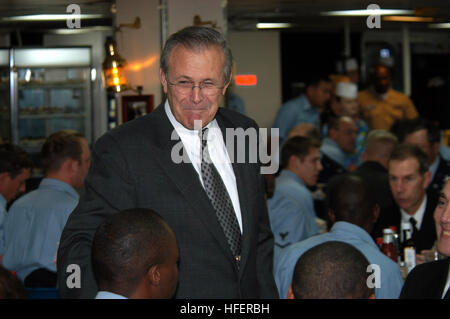 031115-4055-P-N-014 Yokosuka, Japan, (15. November 2003)--US-Verteidigungsminister, Donald H. Rumsfeld, Gespräche mit Matrosen, Soldaten und Flieger während des Mittagessens im allgemeinen Durcheinander auf der 7. Flotte Befehl Schiff, USS Blue Ridge (LCC-19). Verteidigungsministers Rumsfeld ist derzeit auf einer ausgedehnten Tour des asiatischen Theater mit kritischen Stationen in Japan und Südkorea.  Foto: U.S. Navy des Fotografen Mate 1. Klasse Winston C. Pitman.  (FREIGEGEBEN) UNS Marine 031115-N-4055P-014 Donald H. Rumsfeld, Gespräche mit Matrosen, Soldaten und Flieger Stockfoto