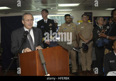 031115-N-3931M-022 Yokosuka, Japan, (15. November 2003)--US-Verteidigungsminister, Donald H. Rumsfeld, beantwortet Fragen von Crew-Mitgliedern auf den "Chaos-Decks" bei einem Besuch der 7. Flotte Befehl Schiff, USS Blue Ridge (LCC-19). Verteidigungsministers Rumsfeld ist derzeit auf einer ausgedehnten Tour des asiatischen Theater mit kritischen Stationen in Japan und Südkorea.  Foto: U.S. Navy des Fotografen Mate 1. Klasse Michael R. McCormick.  (FREIGEGEBEN) UNS Marine 031115-N-3931M-022 Donald H. Rumsfeld, Antworten auf Fragen von Crew-Mitgliedern Stockfoto