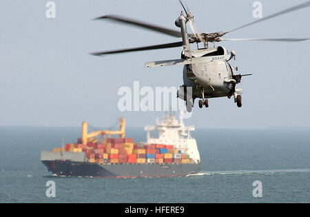 030821-N-8213G-001 an Bord der USS George Washington (CVN-73) 21. August 2003--eine SH-60F Seahawk zugewiesen, die ÒRed LionsÓ der Hubschrauber Anti-Submarine Squadron One Five (HS-15) Köpfe aus in Richtung einer Gruppe drei Handelsschiff Flächenkontakt außerhalb der Chesapeake Bay in der Nähe von Virginia Beach, VA.  Die Fluggesellschaft mit Sitz in Norfolk, Virginia führt Flugdeck Qualifikationen im Atlantischen Ozean.  U.S. Navy Photo von PhotographerÕs Mate Airman Konstandinos Goumenidis.  (FREIGEGEBEN) US Navy 030821-N-8213G-001 eine SH-60F Seahawk macht sich auf in Richtung einer Gruppe drei Handelsschiff Oberfläche Stockfoto