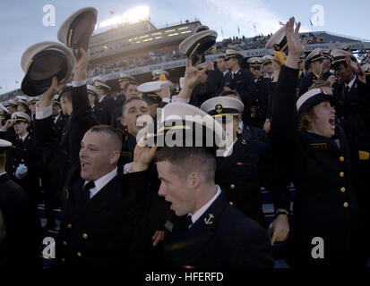 031122-N-9693M-006 Annapolis, MD. (22. November 2003) Ð US Naval Academy Midshipmen feiern einen 63-34 Sieg über Central Michigan in Annapolis, Maryland.  Mit seinen siebten Sieg der div. IA Marine (7-4) holte eine siegreiche Saison und wurde Schüssel berechtigt.  Die Mids treffen nächstes Armee Dez. 6 für das letzte Spiel der regulären Saison.  Ein Sieg über die Kadetten ergäbe Navy Besitz der Commander-in-ChiefÕs Trophy, derzeit im Besitz der Air Force.  U.S. Navy Photo von PhotographerÕs Mate 2. Klasse Damon J. Moritz.  (FREIGEGEBEN) US Navy 031122-N-9693M-006 US Naval Academy Midshipmen feiern einen 63-34 Sieg über Stockfoto