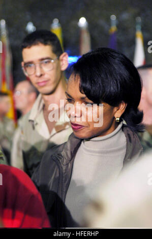 031127-A-7275M-004 Bagdad, Irak (27. November 2003)--Dr. Condoleezza Rice, nationaler Sicherheitsberater, spricht mit der 1. US-Panzerdivision Soldaten während eines Thanksgiving-fest in Bob Hope Dining Facility am internationalen Flughafen von Bagdad.  Dr. Rice begleitete Präsident George W. Bush auf seinem Überraschungsbesuch in Bagdad, Irak, US-Truppen zu unterstützen.  US Armee-Foto von Spc. Andrew Meissner (freigegeben) US-Marine-031127-A-7275M-004 Dr. Condoleezza Rice, nationaler Sicherheitsberater, spricht mit der 1. US-Panzerdivision Soldaten während einer Danksagung Stockfoto