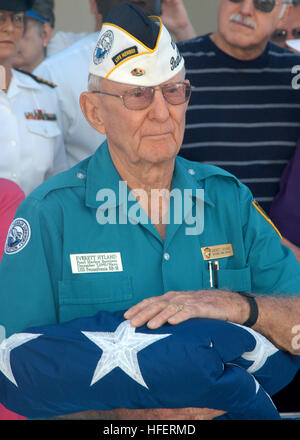 Am USS Arizona Memorial in Pearl Harbor, Hawaii, findet eine Flaggenhühung statt. Der nationale Fähnrich wird an Bord der Gedenkstätte mit Beteiligung der Naval Medical Clinic Pearl Harbor getragen und wird im Somerset County, Pennsylvania, geflogen, um an die Verlorenen auf dem United Airlines Flug 93 zu erinnern. Stockfoto