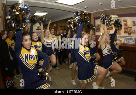 031205-N-9693M-040 Washington, D.C. (4. Dezember 2003)--US Naval Academy Midshipmen Cheerleader und Bandpass-Mitglieder durch die Hallen des Pentagons während einer "Go Navy, Beat Armee" Pep-Kundgebung vor der 104. Army vs. Navy Spiel, geplant für Samstag, den 6. Dezember, Lincoln Financial Field in Philadelphia, PA. Mit einem Sieg gegen die Armee "Black Knights" ist Navy (7-4) das diesjährige Spitzenreiter gewinnt der Militärakademie Commander-in-Chief Trophäe, von der Air Force für die letzten sechs aufeinander folgenden Jahren begehrt.  U.S. Navy Photo von Damon J. Moritz.  (FREIGEGEBEN) US Navy 031204-N-96 Stockfoto