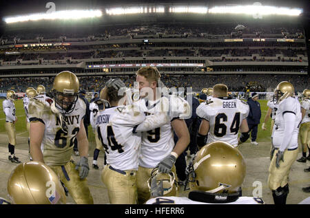 031206-N-0399H-526 Philaelphia, PA (6. Dezember 2003)--Navy Linebacker Lane Jackson (44) und beleidigender Gerät Nick Wilson (79) gratulieren einander in den letzten Momenten des 104. Army Navy-Spiels.  Die Midshipmen (8-4) triumphierte über die Army Black Knights 34-6 AtLincoln finanziellen Bereich, Philadelphia, PA.  Foto: U.S. Navy des Fotografen Mate 1. Klasse Dana Howe.  (FREIGEGEBEN) US Navy 031206-N-0399H-526 Marine Linebacker Lane Jackson (44) und beleidigender linken Gerät Nick Wilson (79) gratulieren einander in den letzten Momenten des Spiels 104. Army Navy Stockfoto