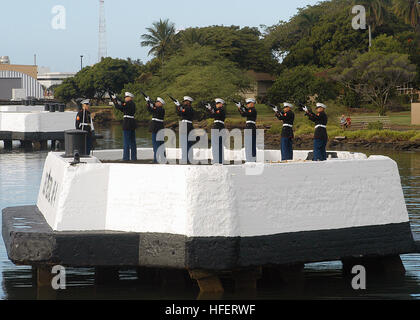 031207-N-5024R-087 Pearl Harbor, Hawaii (7. Dezember 2003) Ð Mitglieder der US-Marine Corps Gewehr Detail ausführen 21 Salutschüsse während der 62. Pearl Harbor Jubiläumsfeier des Angriffs auf Pearl Harbor, an Bord der USS Arizona Memorial statt.  Mehr als 250 unterschieden Besucher und Veteranen wurden zur Zeremonie beinhaltete auch die Lenkflugkörper Zerstörer USS OÕKane (DDG-77) Rendern Ehren, mehr als 40 Kranz Präsentationen, 21 Salutschüsse und das Spielen der Wasserhähne erwartet. Die Gastredner war Commander, US Pacific Command, Admiral Thomas B. Fargo.  Foto: U.S. Navy Photo Stockfoto