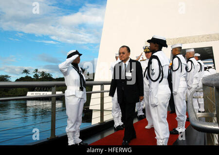 031207-N-8157C-240 Pearl Harbor, Hawaii (7. Dezember 2003)--US-Senator Daniel Inouye K. (HI-D), ein zweiter Weltkrieg Veteran und Medal of Honor Sieger, durchläuft die Ehre Sideboys während der 62. Pearl Harbor Jahrestag des Angriffs auf Pearl Harbor zu bekämpfen. Mehr als 250 unterschieden Besucher und Veteranen wurden zur Zeremonie beinhaltete auch die Lenkflugkörper Zerstörer USS OÕKane (DDG-77) Rendern Ehren, mehr als 40 Kranz Präsentationen, 21 Salutschüsse und das Spielen der Wasserhähne erwartet.  ADM Fargo war der Gastredner anlässlich des Jahrestages. Foto: U.S. Navy PhotographerÕs M Stockfoto