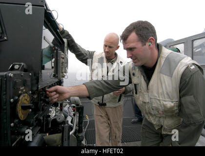 031213-N-7408M-001 Arabian Gulf (13. Dezember 2003)--Landing Signal Officer (LSO) Lt. Joe M. Seeburger aus Pemberville, Ohio, das Heads-up-Display auf der LSO-Plattform befindet sich im Stadtteil Hafen ShipÕs Flight Deck an Bord der nuclear powered Flugzeugträger USS Enterprise (CVN-65) passt.  Marine Corps Captain Robert B. Brodie von Richboro, Pa, blickt auf.  Enterprise ist zur Unterstützung der Operation Iraqi Freedom und der anhaltende Krieg gegen den Terrorismus im Einsatz.  US Navy Foto des Fotografen Mate Airman Justin McGarry.  (FREIGEGEBEN) US Marine 031213-N-7408M-001 Landing Signal Officer (LSO) L Stockfoto