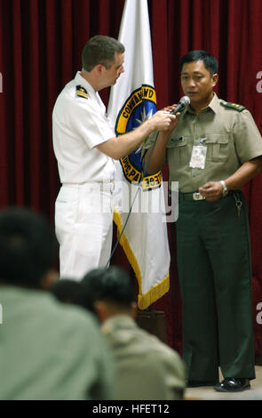 031215-N-1528H-002 Fort Andres Bonifacio, Manila, Philippinen (15. Dezember 2003)--Marine Reservist Lt. CMdR Bill Slavin Lt Col Celina Command and General Staff Kurs Klasse 13 / 03 die Möglichkeit zur Beantwortung seiner Frage während US Pacific Command Subject Matter Expert Exchange.  Der Kurs soll besseres Verständnis für die Planung und Implementierung von effizienten und effektiven Kommunikation mit den Medien zu entwickeln.  Foto: U.S. Navy des Fotografen Mate 2. Klasse Marie Harmon.  (FREIGEGEBEN) US Navy 031215-N-1528H-002 Marine Reservist Lt. CMdR Bill Slavin gibt Celino Lt Col. Stockfoto