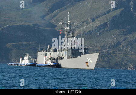 031216-N-0780F-023 Souda Bay, Kreta, Griechenland (16. Dezember 2003) Ð die Lenkflugkörper Fregatte USS Doyle (FFG 39) wird vom griechischen Schlepper unterstützt, wie sie für einen kurzen Port-Besuch in Souda Bay, Kreta, Griechenland.  Doyle ist Teil des unmittelbaren Eingreiftruppe der NATO, Standing Naval Force Atlantic (STANAVFORLANT) im östlichen Mittelmeer im Rahmen der Operation Active Endeavour, der Beitrag der NATO maritime im Kampf gegen den internationalen Terrorismus.  U.S. Navy Photo von Paul Farley.  (FREIGEGEBEN) U.S. Navy 031216-N-0780F-023, die die Lenkflugkörper Fregatte USS Doyle (FFG 39) von griechisch unterstützt wird Schlepper als She-arr Stockfoto