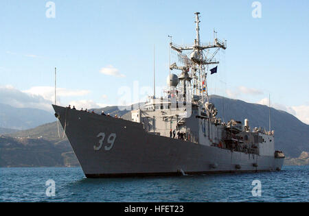 031216-N-0780F-036 Souda Bay, Kreta, Griechenland (16. Dezember 2003)--die Lenkflugkörper Fregatte USS Doyle (FFG 39) wird vom griechischen Schlepper unterstützt, wie sie für einen kurzen Port-Besuch in Souda Bay, Kreta, Griechenland.  Doyle ist Teil des unmittelbaren Eingreiftruppe der NATO, Standing Naval Force Atlantic (STANAVFORLANT) im östlichen Mittelmeer im Rahmen der Operation Active Endeavour, der Beitrag der NATO maritime im Kampf gegen den internationalen Terrorismus.  U.S. Navy Photo von Paul Farley.  (FREIGEGEBEN) US Navy 031216-N-0780F-036 ist die Lenkflugkörper Fregatte USS Doyle (FFG 39) als Stockfoto