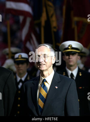 031230-N-9693M-002 Houston, Texas (30. Dezember 2003) Ð The Secretary Of The Navy, die Honorable Gordon R. England nach dem Marsch auf die Midshipmen während der Öffnungszeiten der Eröffnungsfeier für die EV1.Net Houston Bowl im Reliant Stadium in Houston, Texas. Die Midshipmen an der U.S. Naval Academy verlor gegen Red Raiders, 38-14, verlassen Marine mit einer 8-5 Bilanz über das Jahr.  Marine rühmte die obere rauschende Straftat in Division 1-A, während Tech hatte der NationÕs führt vorbei vergehen.  U.S. Navy Photo von Damon J. Moritz.  (FREIGEGEBEN) U.S. Navy 031230-N-9693M-002 der Secretary Of The Navy, die lobende Stockfoto