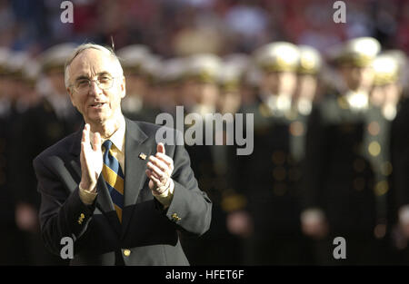 031230-N-9693M-003 Houston, Texas (30. Dezember 2003) Ð The Secretary Of The Navy, die Honorable Gordon R. England nach dem Marsch auf die Midshipmen während der Öffnungszeiten der Eröffnungsfeier für die EV1.Net Houston Bowl im Reliant Stadium in Houston, Texas. Die Midshipmen an der U.S. Naval Academy verlor gegen Red Raiders, 38-14, verlassen Marine mit einer 8-5 Bilanz über das Jahr.  Marine rühmte die obere rauschende Straftat in Division 1-A, während Tech hatte der NationÕs führt vorbei vergehen.  U.S. Navy Photo von Damon J. Moritz.  (FREIGEGEBEN) U.S. Navy 031230-N-9693M-003 der Secretary Of The Navy, die lobende Stockfoto