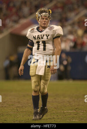 031230-N-9693M-021 Houston, Texas (30. Dezember 2003)--Navy Quarterback, Craig Candeto erholt sich von einem harten rauschenden Versuch endete in einem Zweikampf, der seinen Helm locker in der EV1.Net-Houston-Schüssel im Reliant Stadium in Houston, Texas Gläsern. Die Midshipmen an der U.S. Naval Academy verlor gegen Red Raiders, 38-14, verlassen Marine mit einer 8-5 Bilanz über das Jahr.  Marine rühmte die obere rauschende Straftat in Division 1-A, während Tech hatte der NationÕs führt vorbei vergehen.  U.S. Navy Photo von Damon J. Moritz.  (FREIGEGEBEN) US Navy 031230-N-9693M-021 Marine Quarterback Craig Candeto erholt sich von harten Eile Stockfoto