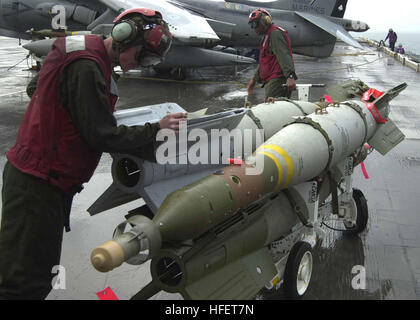 030325-N-6610T-536 am Arabischen Golf (25. März 2003)--Marine Corps Ordnancemen bewegen Bomben auf dem Flugdeck an Bord der USS Bataan (LHD-5).  Bataan wird eingesetzt zur Unterstützung der Operation Iraqi Freedom, der Multi-nationale Koalition bemühen, das irakische Volk befreien, IraqÕs Massenvernichtungswaffen zu beseitigen und das Regime von Saddam Hussein zu beenden.  U.S. Navy Photo von PhotographerÕs Mate 3. Klasse John Taucher.  (FREIGEGEBEN) U.S. Navy 030325-N-6610T-536 Marine Corps Ordnancemen bewegen Bomben auf dem Flugdeck an Bord der USS Bataan (LHD-5) Stockfoto