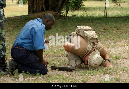 040109-N-3236B-009 Kenia, Afrika (9. Januar 2004) - Equipment Operator 2. Klasse John Flemming aus Philadelphia, Pennsylvania, zugewiesen an Explosive Ordnance Entsorgung Mobile Einheit drei (EODMU-3) Detachment One, stationiert in San Diego, Kalifornien, bietet Ausbildung zum kenianischen EOD Techniker über sichere Annäherung an Inspektion Verfahren entdeckte Kampfmittel, während Übung eingefasst Mallet 04.  Scharfkantige Mallet ist eine zweiwöchige Übung sollen zu militärischer Beziehungen stärken, Interoperabilität zu erhöhen, und US-Soldaten mit der Umgebungs- und Eigenschaften von Kenia wh vertraut zu machen Stockfoto