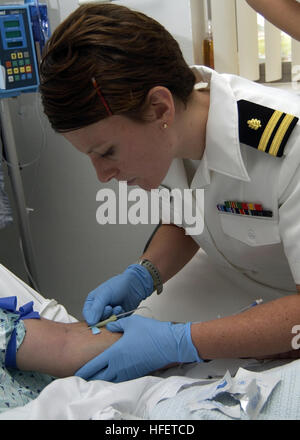 040112-N-7293M-031 Agana Höhen, Guam (12. Januar 2004) Ð Lt. Erika McQuaid eine Blutprobe entnimmt ein Patient, der von einer viralen Infektion erholt.  Lt. McQuaid ist als examinierte Krankenschwester auf der Intensivstation (ICU) am US Naval Hospital Guam zugewiesen.  Foto: U.S. Navy des Fotografen Mate 2. Klasse Nathanael T. Miller.  (FREIGEGEBEN) US Marine 040112-N-7293M-031-Blutprobe bei Marine medizinische Einrichtung Stockfoto