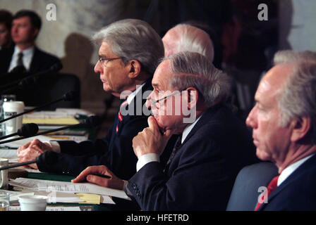 040210-N-2383B-063 Washington, D.C. (10. Februar 2004) - (von links nach rechts) Senator und Vorsitzender des Senats Armed Services Committee John Warner hört neben Senatoren Carl Levin und Joseph Lieberman mit anderen Mitgliedern des Ausschusses, wie sie Frage Top US militärischen Führer General Peter J. Schoomaker, Chef des Stabes, United States Army; Admiral Vern Clark, Chief of Naval Operations (CNO); Gen Michael W. Hagee, Kommandant des Marinekorps und General John P. Jumper, Chef des Stabes, United States Air Force über Defense Authorization anfordern für Geschäftsjahr 2005 und die Zukunft Jahre De Stockfoto