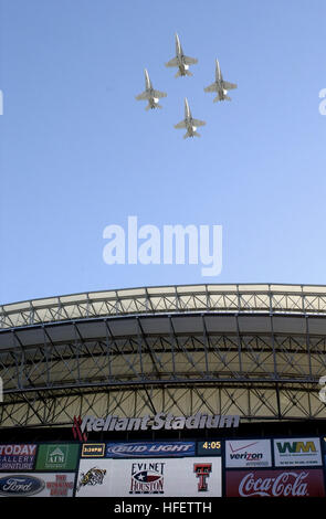 031230-N-9693M-024 Houston, Texas (30. Dezember 2003) Ð A Bildung von Navy F/A-18 Hornets fliegt über die EV1.Net Houston Schale im Reliant Stadium in Houston, Texas. Die Midshipmen an der U.S. Naval Academy verlor gegen die Texas Tech Red Raiders, 38-14, verlassen Marine mit einer 8-5 Bilanz über das Jahr.  Marine rühmte die obere rauschende Straftat in Division 1-A, während Tech hatte der NationÕs führt vorbei vergehen.  U.S. Navy Photo von Damon J. Moritz.  (FREIGEGEBEN) US Navy 031230-N-9693M-024 A Bildung von Marine F-A-18 Hornets fliegt über die EV1.Net Houston Schale im Reliant Stadium in Houston, Texas Stockfoto