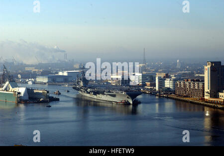 040213-N-8237M-002 Portsmouth, Virginia (13. Februar 2004) Ð der nuclear powered Flugzeugträger USS Harry S. Truman (CVN-75)-Transite dem Elizabeth River nach Abschluss von einem sechsmonatigen geplant inkrementelle Verfügbarkeit (PIA) im Norfolk Naval Shipyard.  Truman absolvierte ihr Hof eine kommende Woche Zeitplan und 4 Millionen Dollar unter dem Budget.  Foto: U.S. Navy des Fotografen Mate 3.Klasse Mark A. Martinez. (FREIGEGEBEN) US Navy 040213-N-8237M-002 der nuklearen powered Flugzeugträger USS Harry S. Truman (CVN-75) Transite dem Elizabeth River nach Abschluss einer sechsmonatigen geplant Incrementa Stockfoto