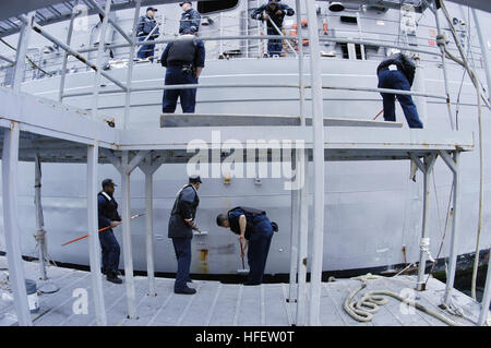 040219-N-6477M-184 Naval Station Everett, Washington (19. Februar 2004) Ð Deck Abteilung Personal zugewiesen, um die Lenkflugkörper Fregatte USS Ford (FFG-54), komplett neu lackieren das Schiff von einem Gerüst Lastkahn während an der Pier an Bord der Naval Station Everett festgemacht.  Foto: U.S. Navy des Fotografen Mate 2. Klasse Eli J. Medellin. (FREIGEGEBEN) US Navy 040219-N-6477M-184 Deck Abteilung Personal komplett neu lackieren das Schiff von einem Gerüst Lastkahn Stockfoto