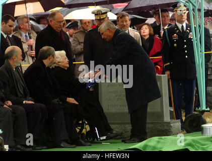Während der militärischen Begräbnisfeier auf dem Arlington National Cemetery erhält Mrs. Carrie Moorer den National Ensign vom pensionierten Vizeadmiral Joe P. Moorer. Admiral Moorer war Absolvent der Marineakademie, Chief of Naval Operations und ehemaliger Vorsitzender der Joint Chiefs of Staff. Stockfoto