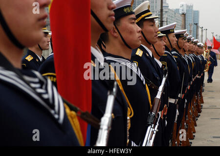 040224-N-4055P-002 Shanghai, China (24. Februar 2004) – stehen Peoples Liberation Army (Marine) Matrosen in Bildung auf Gaoyang Straße Pier bei der Ankunft der 7. US-Flotte Befehl Schiff USS Blue Ridge (LCC-19). Blue Ridge besuchte zuletzt Shanghai im März 2001. Blue Ridge besuchte zuletzt die Hafenstadt im März 2001. Shanghai, "Hu" genannt, ist eine pulsierende Metropole liegt an der Mündung des Yangtze-Flusses. Im Zusammenhang mit Provinzen Jiangsu und Zhejiang im Westen, ist das Ostchinesische Meer im Osten die Stadt ausgesetzt. Mit einer Gesamtfläche von 6.341 Quadratkilometer (ca. 2.448 Quadrat-Meilen) ein Stockfoto