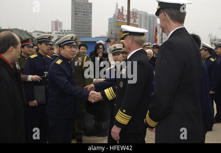 040224-N-3931M-126 Shanghai, China (24. Februar 2004) – Rear Admiral Xu Jiwen, Kommandant der Marinebasis Shanghai, Mitte links, grüßt Vice Admiral Robert Willard, Commander US 7. Flotte, kurz nach der 7. US-Flotte Befehl Schiff USS Blue Ridge (LCC-19) bei einem Besuch der regelmäßig stattfindenden Hafen in Shanghai angekommen. Blue Ridge besuchte zuletzt die Hafenstadt im März 2001. Shanghai, "Hu" genannt, ist eine pulsierende Metropole liegt an der Mündung des Yangtze-Flusses. Im Zusammenhang mit Provinzen Jiangsu und Zhejiang im Westen, ist das Ostchinesische Meer im Osten die Stadt ausgesetzt. Mit einer Gesamtfläche von 6 Stockfoto