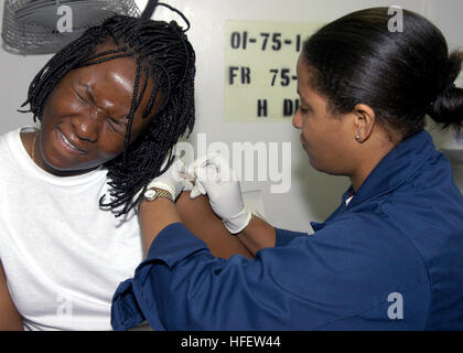 Seemann Kuditshini K. Mukendi 040224-N-8590P-020 auf hoher See an Bord der USS Wasp (LHD-1) 24. Februar 2004 - zuckt wenn Hospital Corpsman 2. Klasse Terrika A. Bryant, zugewiesen Flotte chirurgischen Team acht (FST-8), verwaltet die Pocken-Impfung an Bord der USS Wasp (LDH-1). Die amphibischen Angriff Schiff geimpft Wespe mehr als 3.000 Matrosen und Marinesoldaten während eines Zeitraums von 3 Tagen. Wespe ist derzeit im Einsatz als das Flaggschiff, die Expeditionary Strike Group zwei (ESG-2) zugewiesen. U.S. Navy Photo von PhotographerÕs Mate 1. Klasse James E. Perkins. (FREIGEGEBEN) US Marine 040224-N-8590P-020 Seaman Kuditshini K. Muken Stockfoto