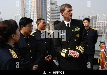 040225-N-4055P-003 Shanghai, China (25. Februar 2004) Ð Capt J. Stephen Maynard, befehlshabender Offizier USS Blue Ridge (LCC/JCC 19) erklärt Tagesgeschäft zu Offizieren Flagge der PeopleÕs Befreiungsarmee (Marine), aus dem Brücke-Flügel, der die von der siebten Flotte Kommando- und Schiff Blue Ridge. Während im Hafen, Matrosen und Marinesoldaten vom Schiff nahm in der lokalen Kultur und interagiert mit ihren chinesischen Kollegen. Blue Ridge wird nach vorn in Yokosuka, Japan bereitgestellt. Foto: U.S. Navy des Fotografen Mate 1. Klasse Winston C. Pitman. (FREIGEGEBEN) US Navy 040225-N-4055P-003 Captain J. Schritt Stockfoto