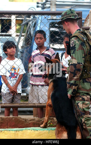 040226-N-4142G-043 Puerto Princesa, Palawan, Republik der Philippinen (RP) 26. Februar 2004 - US Marine Corps Sgt John Bell und sein Hund Partner "Bojar, Ó der 4. Schutz K9 Einheit zugeordnet Treffen mit einheimischen Kindern während Sicherheit Runden an einem medizinischen Civic Programm (MEDCAP) Standort Teilnahme an Übung Balikatan 2004. MEDCAPs sind von der Ärzte, Zahnärzte, Krankenschwestern und Tierärzte aus der RP und die US-Streitkräfte besetzt und sorgen für die notwendige ärztliche und zahnärztliche Leistungen für die Bewohner der acht Baranggays; Mandaragat, San Miguel, Modell, Milagrosa, STA Lourdes Stockfoto