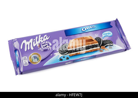 Milka Mondelez Oreo Keks Vollmilchschokolade mit Milka Kuh auf einem weißen Hintergrund Stockfoto