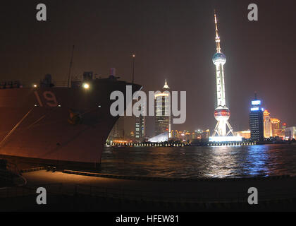 040225-N-8955-037 SHANGHAI, China (27. Februar 00 BLUE RIDGE (LCC-19) Mauren Gaoyang Straße Pier bei einem routinemäßigen Hafen Besuch in China. USS Blue Ridge (LCC-19) kamen hier 24. Februar.  Während in Shanghai, Matrosen und Marinesoldaten aus dem Schiff und eingeschifften Mitarbeiter nahmen an der lokalen Kultur und interagiert mit ihren Amtskollegen aus der Volksbefreiungsarmee (Marine).  Das Schiff wird weitergeleitet nach Yokosuka, Japan bereitgestellt.  U. Foto: S. Navy des Fotografen Mate 1. Klasse (Aviation Kriegsführung/Surface Warfare) Novia E. Harrington. Marine 040227-N-8955H-037 während ein Hafen Besuch nach Shanghai, China, die Sevent Stockfoto