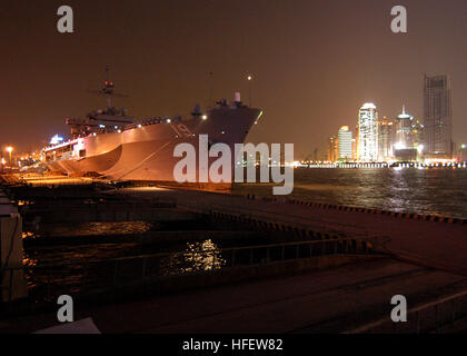 040225-N-8955-047 SHANGHAI, China (27. Februar 00 BLUE RIDGE (LCC-19) Mauren Gaoyang Straße Pier bei einem routinemäßigen Hafen Besuch in China. USS Blue Ridge (LCC-19) kamen hier 24. Februar.  Während in Shanghai, Matrosen und Marinesoldaten aus dem Schiff und eingeschifften Mitarbeiter nahmen an der lokalen Kultur und interagiert mit ihren Amtskollegen aus der Volksbefreiungsarmee (Marine).  Das Schiff wird weitergeleitet nach Yokosuka, Japan bereitgestellt.  U. Foto: S. Navy des Fotografen Mate 1. Klasse (Aviation Kriegsführung/Surface Warfare) Novia E. Harrington. Marine 040227-N-8955H-047 während ein Hafen Besuch nach Shanghai, China, die Sevent Stockfoto