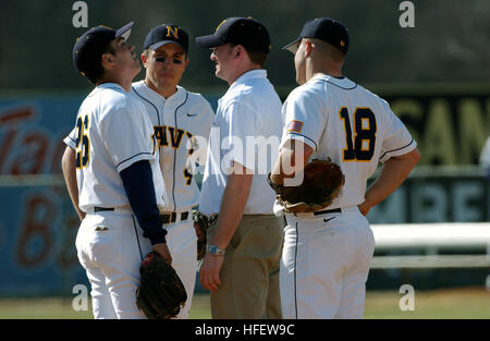 040228-N-8629D-110 USA Stadion, Millington, Tennessee (28. Februar 2004) – U.S. Naval Academy Short-Stop Midshipman Sophomore 3. Klasse Matthew Gonabe wird von einem Trainer geprüft, nachdem ein Ball einen schlechten Hop nahm und leicht der Seekadett in der zweiten Runde gegen die Air Force Academy in 2004 Service Akademien Spring Classic verletzt. Die Midshipmen verloren, die Air Force Falcons während der vierzehnten jährlichen Baseball-Turnier. Foto: U.S. Navy des Fotografen Mate 2. Klasse Brett A. Dawson. (FREIGEGEBEN) US Navy 040228-N-8629D-110 U.S. Naval Academy Short-Stop Midshipman Sophomore 3. Klasse Matthew Stockfoto