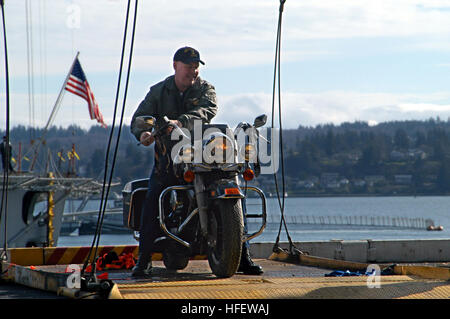 040301-N-0380T-039 Puget Sound Naval Shipyard, Washington (1. März 2004) - Master Chief Carl T. Bailey II, Imperial Beach, Kalifornien, Brände den Motor auf seiner Harley Davidson Motorrad, nachdem es auf die nukleare powered Flugzeugträger USS Carl Vinson (CVN-70) in Vorbereitung für den Transit zur Naval Air Station (NAS) North Island, Kalifornien Carl gehoben wurde Vinson wird seinem Heimathafen Bremerton abfliegen , Washington seinen Weg zu NAS Nordinsel für das Schiff 5 Jahre industrielle Umfrage (Mission) machen. Foto: U.S. Navy des Fotografen Mate Airman Matthew Todhunter (freigegeben) US Navy 040301-N-0380T-039 Stockfoto