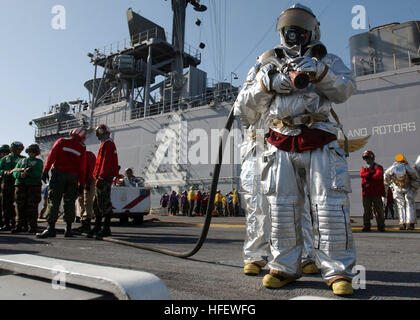 040308-N-7912E-001 auf dem Meer beteiligen sich an Bord der USS Boxer (LHD-4) 8. März 2004 - Crash und Salvage-Team-Mitglieder an Bord USS Boxer (LHD-4) eine Feuerwehrübung auf dem Flugdeck. Boxer hat vor kurzem die Abladung des Marine Corps Flugzeuge und Personal zur Unterstützung der Truppe Rotationen im Irak. U.S. Navy Photo von PhotographerÕs Mate 3. Klasse Christopher Elmini. (FREIGEGEBEN) US Navy 040308-N-7912E-001 abstürzen und Salvage-Team-Mitglieder an Bord USS Boxer (LHD-4) an eine Feuerwehrübung auf dem Flugdeck Stockfoto