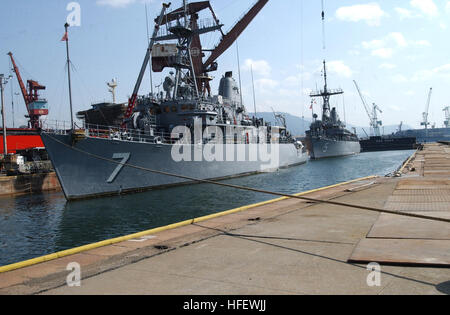 040310-N-7217H-022 US Flotte Aktivitäten Sasebo, Japan (10. März 2004) - The USS Guardian (MCM-5) und die USS Patroit (MCM-7), Grube Gegenmaßnahme Schiffe, trat in SSK Schiffbau Trockendock Nr. 2 für eine einmonatige trocken docking Reparatur, damit einen Beitrag zur Aufrechterhaltung der Betriebsbereitschaft des Schiffes.  USS Guardian und USS Patroit werden dauerhaft bereitgestellten Sasebo, Japan offizielle US-Navy, Foto von weitergeleitet: PH1(SW) Marvin Harris uns Marine 040310-N-7217H-022 der Grube Gegenmaßnahme Schiffe USS Guardian (MCM-5) und USS Patriot (MCM 7) sitzen vor Anker in einem Trockendock Schiffbau für eine einmonatige Stockfoto