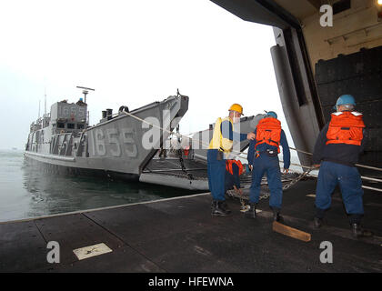 040315-N-8606T-001 Virginia Küste (15. März 2004) - BoatswainÕs Mate 1. Klasse Jeff Harkins, der Glendive, Mont, überwacht Seeleute während der amphibischen Angriff Schiff USS SaipanÕs (LHA-2) gut Deck Zertifizierung vor der Küste von Virginia. Gut Deck Zertifizierung erfordert eine erfolgreiche Heck Tor Ehe zwischen Saipan und Landing Craft Utility (LCU) 1655. Foto: U.S. Navy des Fotografen Mate 1. Klasse Courtney Torgrude. (FREIGEGEBEN) U.S. Navy 040315-N-8606T-001 Bootsmann %% 5Ersquo, s Mate 1. Klasse Jeff Harkins, der Glendive, Mont, überwacht Seeleute während der amphibischen Angriff Schiff USS Saipan %% 5Ersq Stockfoto