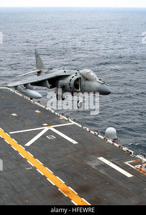 040317-N-2651J-002 Virginia Küste (17. März 2004) - ein AV-8 b Harrier Jump Jet zugewiesen, die ÒBulldogsÓ der Marine Angriff Geschwader zwei zwei drei (VMA-223) macht es den Endanflug auf amphibischer Angriff Schiff USS Saipan (LHA-2) bei Flugdeck Zertifizierung. Saipan läuft derzeit in Vorbereitung für die kommende geplante Bereitstellung des Schiffes. US Navy Foto des Fotografen Mate Airman Lehrling Gary L. Johnson III. (FREIGEGEBEN) US Navy 040317-N-2651J-002 ein AV-8 b Harrier jump Jet zugewiesen die %% 5Eldquo, Bulldogs %% 5Erdquo der Marine Angriff Geschwader zwei zwei drei (VMA-223) macht es Stockfoto