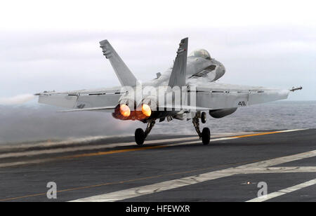 040323-N-6213R-112-Pazifik (23. März 2004) - eine F/A - 18 C Hornet zugeordnet, die Faust der Flotte von Strike Fighter Squadron zwei fünf (VFA-25) geht an volle Nachbrenner als es eine durchstarten Landung an Bord der nuclear powered Flugzeugträger USS John C. Stennis (CVN-74) führt. Stennis und ihre eingeschifften Carrier Air Wing 14 (CVW-14) sind derzeit auf dem Meer, die Durchführung von Übungen. Foto: U.S. Navy des Fotografen Mate 3. Klasse Mark J. Rebilas. (FREIGEGEBEN) UNS Marine 040323-N-6213R-112 An F-A - 18C Hornet zugeordnet, die Faust der Flotte von Strike Fighter Squadron zwei fünf (VFA-25) Stockfoto