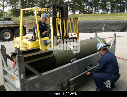 040323-N-7293M-143 Santa Rita, Guam (23. März 2004) - Mineman 2. Klasse J. Reyes passt eine Dolly, als Mineman 3. Klasse Anthony Crum bereitet eine Mark 65 schnell schlagen mir vor der Endmontage zu senken. Petty Officer Crum, Mobile Mine Montage Unit 8 (MOMAU-8) und Petty Officer Reyes zugeordnet ist, eine Marine Reservist zugewiesen, Naval Reserve MOMAU-10 in El Paso, Texas, ist seine jährliche Bohrer beim MOMAU-8, befindet sich an Bord der US-Marine-Zeitschrift, Guam durchführen. Foto: U.S. Navy des Fotografen Mate 2. Klasse Nathanael T. Miller. (FREIGEGEBEN) US Marine 040323-N-7293M-143 Mineman 2. Klasse J. Reye Stockfoto