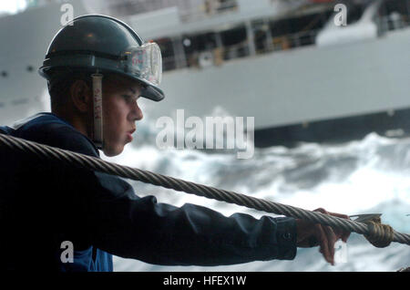 040326-N-6213R-082-Pazifik (26. März 2004) - Bootsmann's Mate 3. Klasse Kelly Dinger, ein Linie-Rigger Decksbereich an Bord der USS John C. Stennis (CVN-74) zugewiesen, schneidet die Stopper-Linie verwendet, um die Messenger-Linie während hieven eine im Gange Nachschub (UNREP) mit den Military Sealift Command (MSC) Öler USNS Rappahannock (T-AO-204).  Stennis und ihre eingeschifften Carrier Air Wing 14 (CVW-14) führen Träger Qualifikationen (CQ) in Vorbereitung für die Joint Task Force Übung (JTFEX). Foto: U.S. Navy des Fotografen Mate 3. Klasse Mark J. Rebilas.  (FREIGEGEBEN) US Navy 0403 Stockfoto