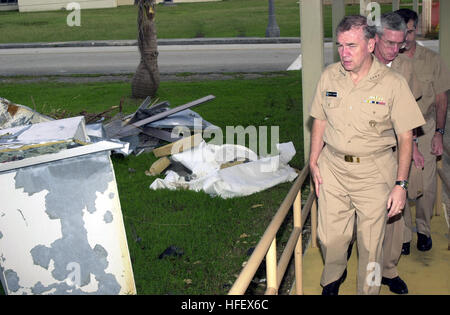 021213-N-7293M-042 Agana Höhen, Guam (13. Dezember 2002) Ð ADM Walter F. Doran, Commander Pacific Fleet, Rear Admiral Patrick Dunne, Commander, US Naval Forces Marinas und Captain Greg Smith, Pacific Fleet Public Affairs Officer inspizieren Schäden am Naval Hospital von Super-Taifun-Pongsona, die über die ganze Insel zu übergeben.  (FREIGEGEBEN) US Navy 021213-N-7293M-042 Inspektion Schäden am Naval Hospital von Super-Taifun-Pongsona Stockfoto