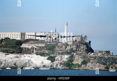 031010-N-1539M-001 San Francisco, Kalifornien (10. Oktober 2003) - der US-Navy Flight Demonstration Team "Blue Angels", c-130 Herkules Transportflugzeug, "Fat Albert", führt vor San Francisco Alcatraz Island. "Fat Albert" ist in der "blaue Engel" Show demonstriert das Flugzeug kurz ausziehen Fähigkeit mit Jet Assisted nehmen ab (JATO) Flaschen verwendet. Die acht JATO-Raketen geben "Fat Albert" einen zusätzlichen 8.000 Pfund Schub. Foto: U.S. Navy des Fotografen Mate 2nd Class Saulus McSween. (FREIGEGEBEN) U.S. Navy 031010-N-1539M-001 der US Navy Flight Demonstration Team, Blue Angels, C - Stockfoto