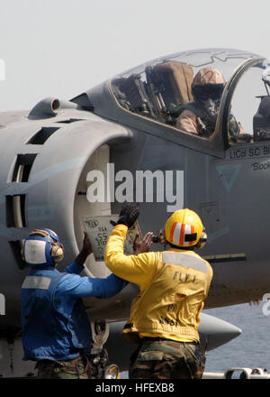 040411-N-8053S-081 indischen Ozean (11. April 2004) - zugewiesen Flugdeck Besatzungsmitglieder der amphibischen Angriff Schiff USS Wasp (LHD-1) halterlose ein Zeichen zu bestätigen, dass der AV-8 b Harrier-Pilot hat das Cockpit korrekte Einstellungen für ausziehen. Der Pilot und Flugzeug sind die "Fighting Griffins" der Marine Medium Hubschrauber Geschwader zwei Six Six (HMM-266) zugeordnet. 22. marine Expeditionary Unit (spezielle Operationen fähig) und Wespe sind derzeit auf Einsatz im Rahmen des zweiten Expeditionary Strike Group (ESG-2) in der 5. Flotte Bereich der Verantwortung (AOR). Foto: U.S. Navy des Fotografen Mate 3. Klasse D. Keith Stockfoto