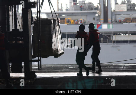 040411-N-9851B-006-Atlantikküste (11. April 2004) - Segler an Bord der nuklearen powered Flugzeugträger USS Harry S. Truman (CVN-75) abrufen Ladung übertragen aus der Military Sealift Command (MSC) im Gange Nachschub Öler USNS Laramie (T-AO 203), in das Schiff Hangar Bucht während eines laufenden Nachschub (UNREP). Truman wird derzeit eine maßgeschneiderte Schiffe Training Verfügbarkeit (TSTA) Übung vor der atlantischen Küste. Foto: U.S. Navy des Fotografen Mate 2. Klasse John L. Beeman. (FREIGEGEBEN) U.S. Navy 040411-N-9851B-006-Segler an Bord der nuklearen powered Flugzeugträger USS Harry S. T Stockfoto