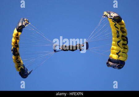 040415-N-6213R-004 San Diego, Kalifornien (15. April 2004) - Navy Seals, die US Navy "Leap Frösche" Fallschirm-Team in San Diego Petco Park im Rahmen der Eröffnungsfeier für die San Diego Padres Military Appreciation Day hinabsteigen zugewiesen. Die Ereignisse voraus, eine Spiel zwischen den Padres und die Los Angeles Dodgers. Foto: U.S. Navy des Fotografen Mate 3. Klasse Mark J. Rebilas. (FREIGEGEBEN) UNS Marine 040415-N-6213R-004 Navy Seals der US-Marine Leap Frösche Fallschirm Team steigen Sie hinab in San Diego Petco Park im Rahmen der Eröffnungsfeier für die San Diego Padres militärische Aufwertung D zugeordnet Stockfoto